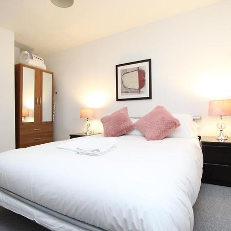 Spacious 1- Bedroom Apartment In E16 ロンドン エクステリア 写真