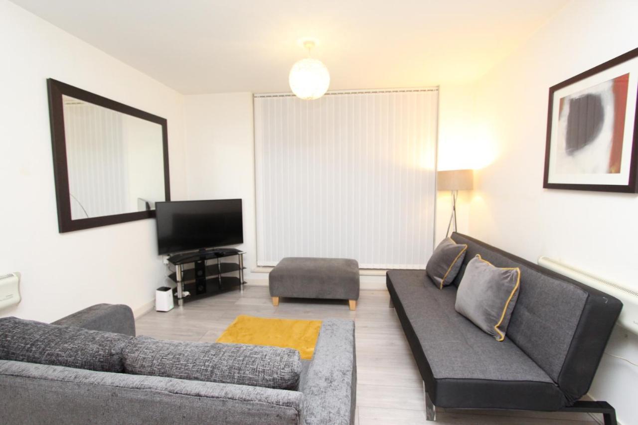 Spacious 1- Bedroom Apartment In E16 ロンドン エクステリア 写真
