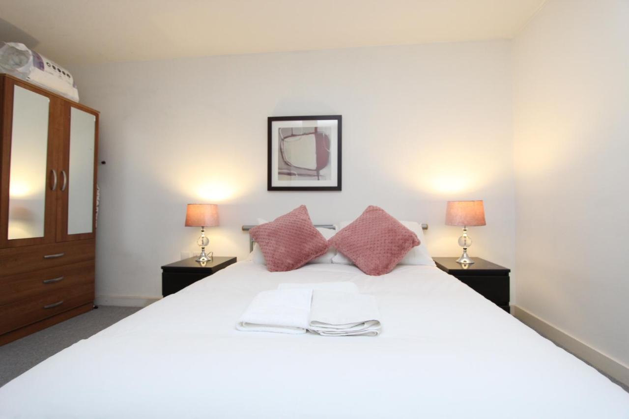 Spacious 1- Bedroom Apartment In E16 ロンドン エクステリア 写真