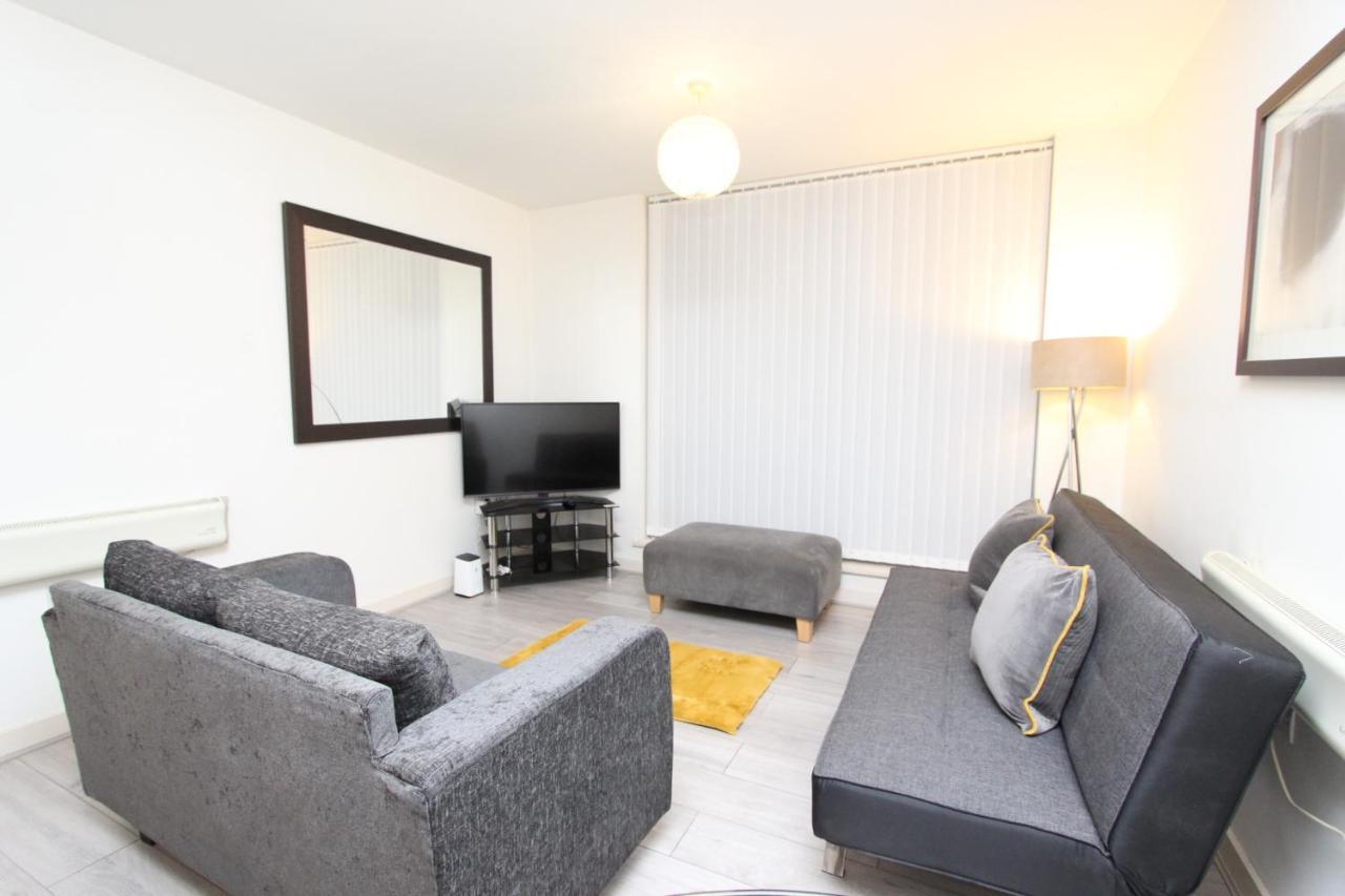 Spacious 1- Bedroom Apartment In E16 ロンドン エクステリア 写真