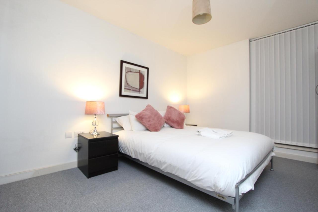 Spacious 1- Bedroom Apartment In E16 ロンドン エクステリア 写真