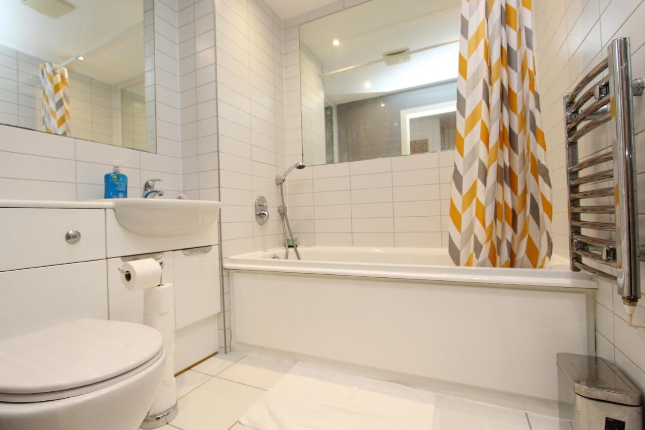 Spacious 1- Bedroom Apartment In E16 ロンドン エクステリア 写真